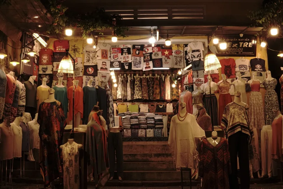 Kệ treo quần áo trong shop